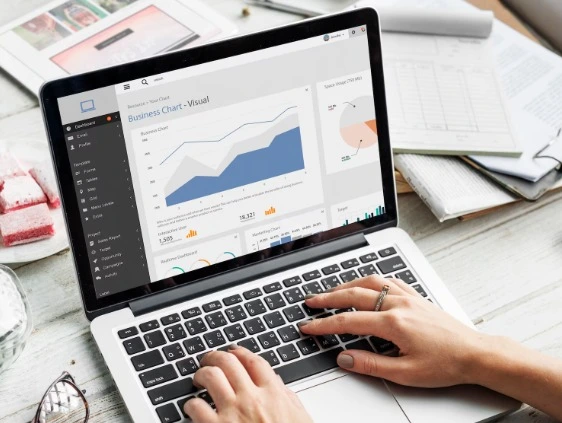 Pessoa controlando uma plataforma de meta-ads no notebook.