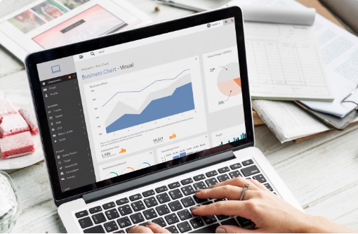 imagem mostra interface com gráficos e uma pessoa configurando uma projeto de google ads.