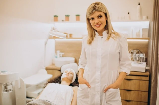 Esteticista posa para foto em consultório em clínica de estética.