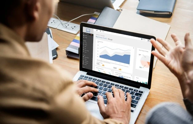 pessoa analisando gráfico de marketing analytics