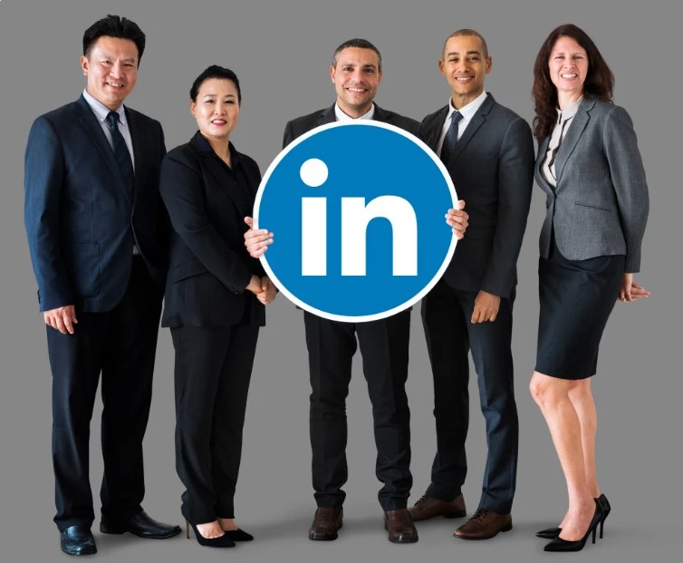 Executivos ao redor da logo do linkedin, imagem do artigo linkedin para empresas.